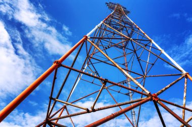 Parlak mavi gökyüzü karşı elektrik Kulesi