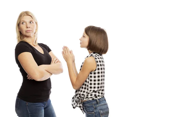 Mom screaming at teen daughter, isolated on white background — Stock Photo, Image