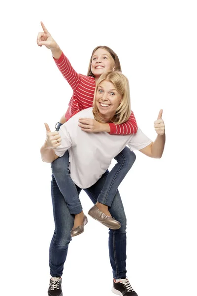 Mutter mit einer Teenager-Tochter, die lacht und sich umarmt, isoliert auf weißem Hintergrund — Stockfoto