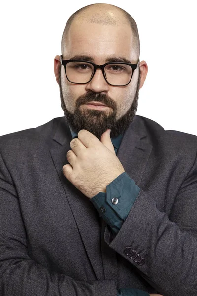 Серьезный молодой лысый мужчина в очках с бородой, крупным планом. Изолированный на белом фоне — стоковое фото