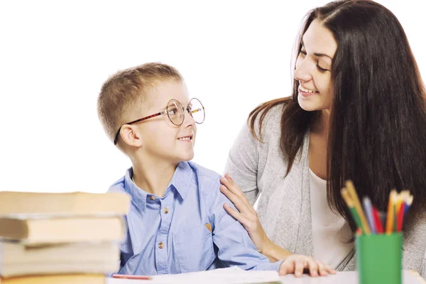 Moeder helpt haar zoon te doen van huiswerk, geïsoleerd op een witte achtergrond — Stockfoto