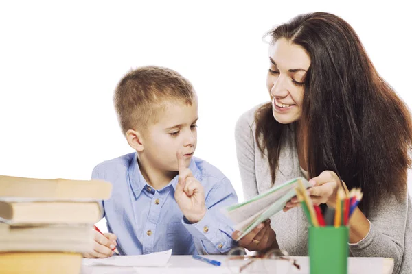 Moeder helpt haar zoon te doen van huiswerk, geïsoleerd op een witte achtergrond — Stockfoto