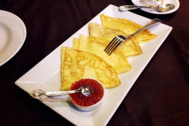 Krep geleneksel Rus yemekleri bir plaka üzerinde kırmızı havyar ile