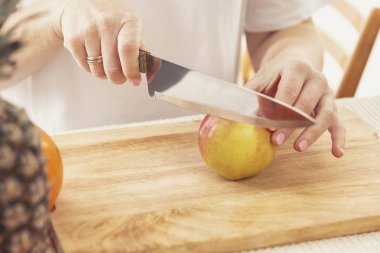 Kadın bir elma dilimleri bir bıçakla keser