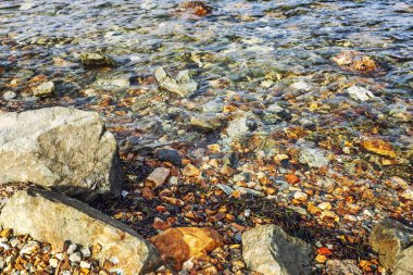 Kayalık deniz kıyısına yakın çekim