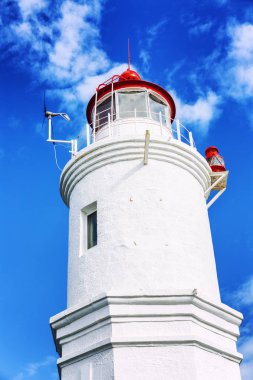 Parlak mavi gökyüzü beyaz deniz feneri