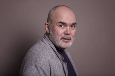 Şık yaşlı gri saçlı adam