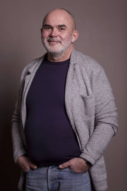 Şık yaşlı gri saçlı adam