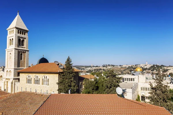 美しいエルサレムの旧市街の家々 の屋根を表示します。 — ストック写真