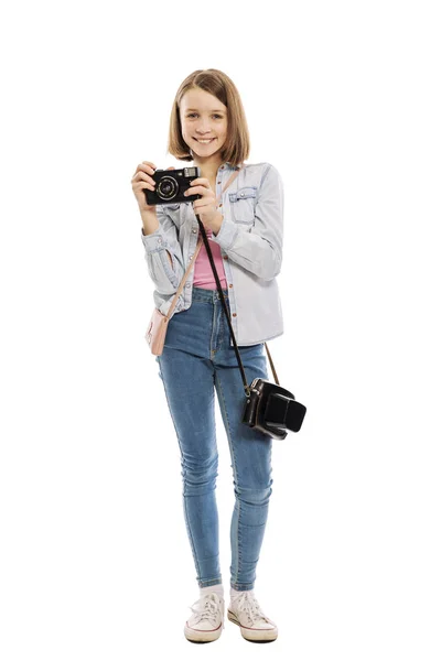 Teenager-Mädchen mit Kamera, volle Länge, isoliert auf weißem Hintergrund — Stockfoto