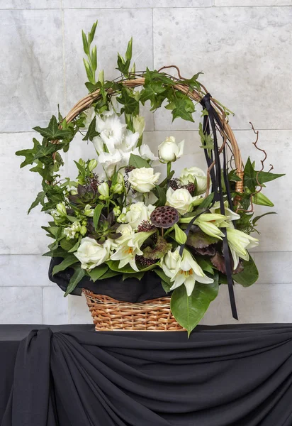 Cesta bonita de flores, buquê de funeral — Fotografia de Stock