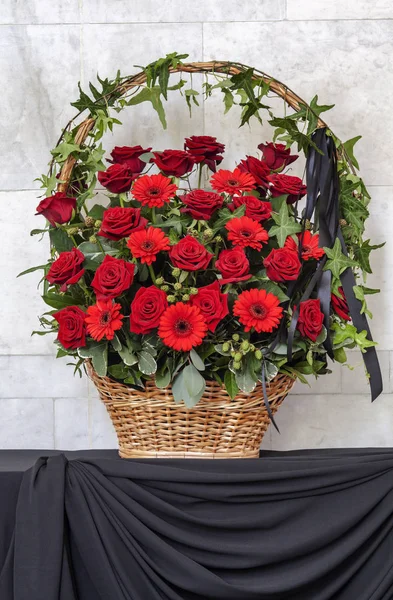 Cesta bonita de flores, buquê de funeral — Fotografia de Stock