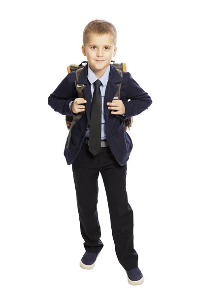 Симпатичный мальчик со школьным рюкзаком, полная длина — стоковое фото