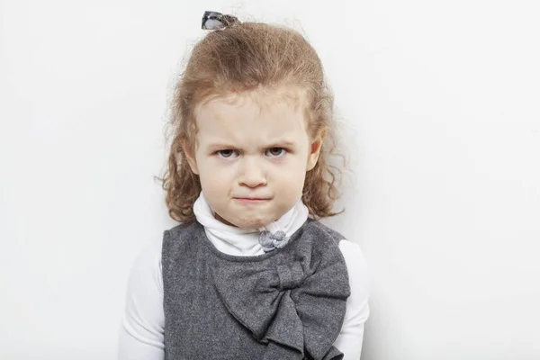 Roztomilá malá holka, zlo emoce, detail, světlo pozadí — Stock fotografie