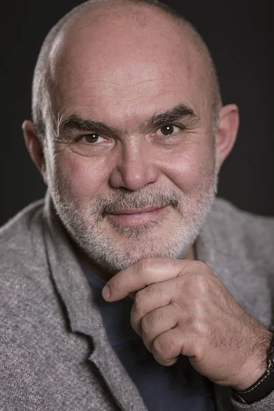 Gülümseyen yaşlı kel adam, dikey portre