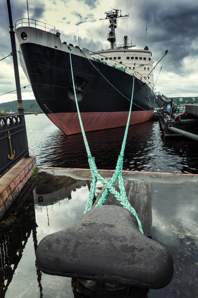 Rompehielos amarrado en el puerto, vertical — Foto de Stock
