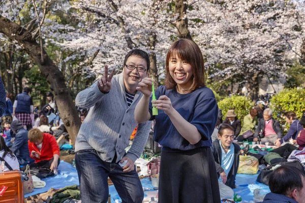 Japón, Tokio 04 / 04 / 2017. La gente celebra el hanami en el parque — Foto de Stock