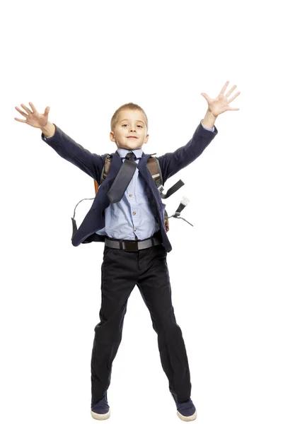 Garçon en uniforme scolaire avec un sac à dos dans un saut — Photo