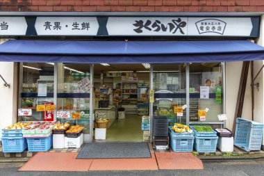 Japonya, Kyoto, 04/07/2017. Sebze süpermarket girişine