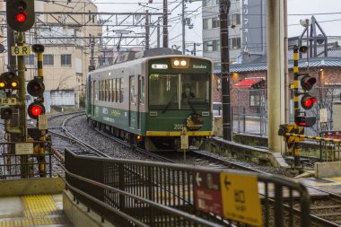 Japonya, Kyoto, 04/07/2017. Tren rayları üzerinde tren
