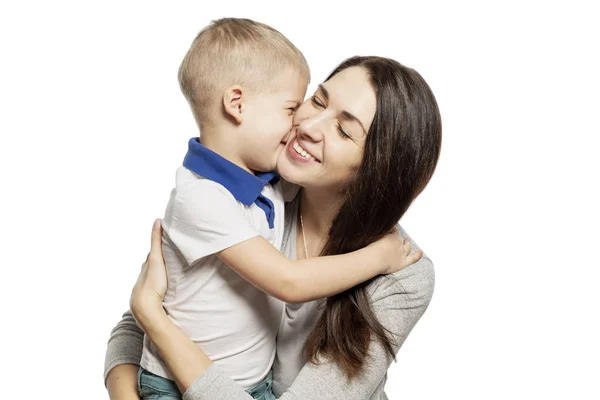 Милый маленький мальчик смеется и обнимается с мамой, изолированные на белом фоне — стоковое фото