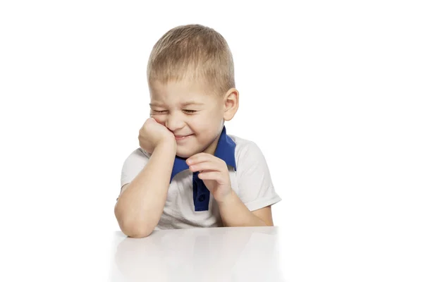Netter kleiner Junge lacht, isoliert auf weißem Hintergrund — Stockfoto
