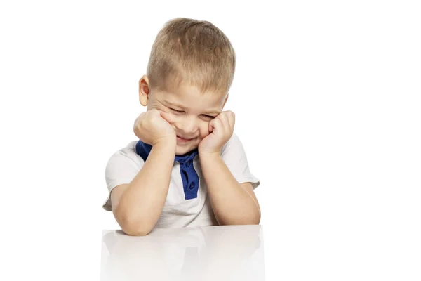 Lindo niño ríe, aislado sobre fondo blanco — Foto de Stock