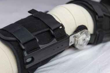 Kadın bacak diz cerrahisi bandaj ve Ortez, yakın çekim sonra