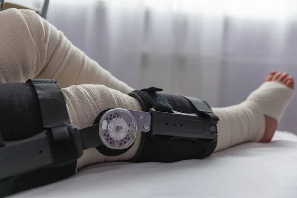 Kadın bacak diz cerrahisi bandaj ve Ortez, yakın çekim sonra