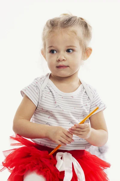 Ragazzina carina con matite per disegnare nelle mani. Fondo bianco — Foto Stock