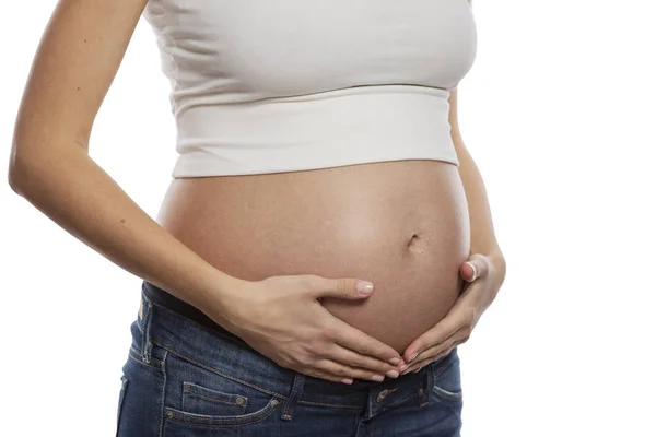Karın hamile bir kadının. Dönem 6 ay, yakın çekim. Beyaz arka plan üzerinde izole — Stok fotoğraf