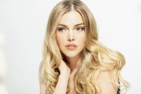 Beautiful young woman, blonde salope, close-up. Fond blanc. — Photo