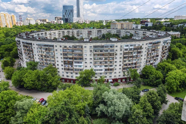 Gamla runda bostadshus i Moskva i grönska. — Stockfoto