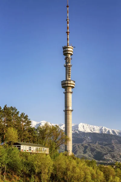 Gyönyörű kilátás a TV-torony Almaty a háttérben a fényes kék ég. — Stock Fotó