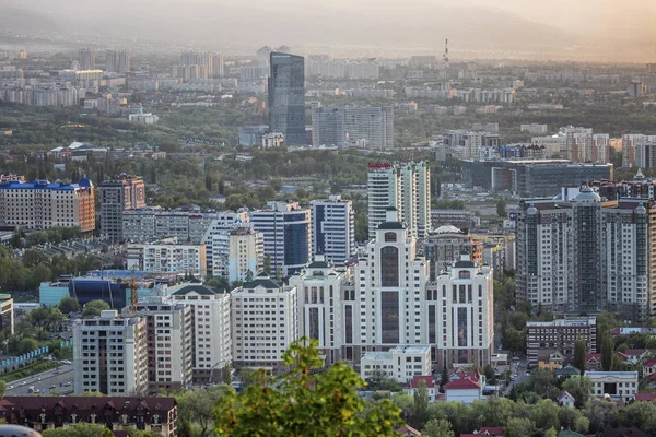 Almaty, Kazajstán, 05.05.2017. Vista superior de la ciudad moderna en las montañas al atardecer — Foto de Stock
