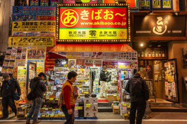 Tokyo, Japonya 04/04/2017. Küçük mağaza bina araçları, ön görünüm.