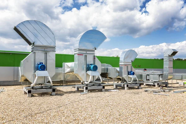 Estruturas de ventilação no telhado do edifício — Fotografia de Stock