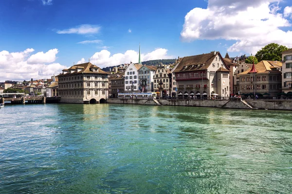 Zürih, İsviçre, 07 / 29 / 2016. Şehirdeki gölde güzel evler. Yatay.