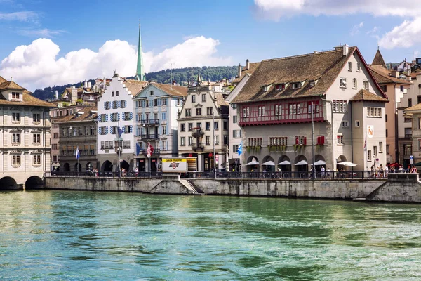 Zürih, İsviçre, 07 / 29 / 2016. Şehirdeki gölde güzel evler. Yatay.