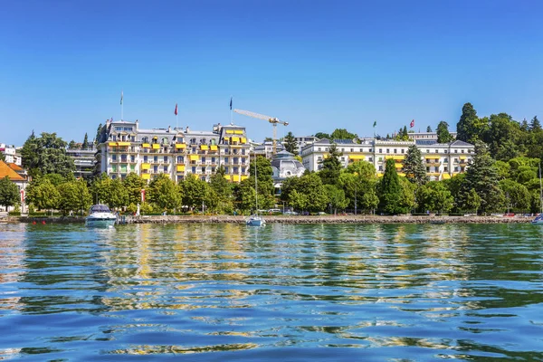 Lozan, İsviçre, 30.07.2016. Leman Gölü'nde lüks bir otel. Parlak güneşli yaz günü. Güzel manzara.
