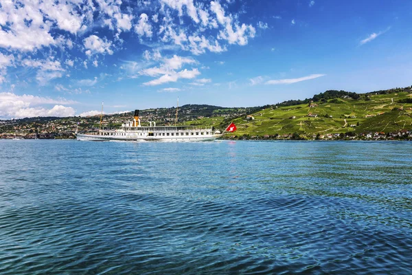 Lausanne, Schweiz, 07/30/2016. Stor vacker Yacht med den schweiziska flaggan på Lake Leman på en solig dag — Stockfoto