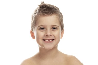 Ön dişi olmayan sevimli gülen çocuk. Beyaz bir bac izole