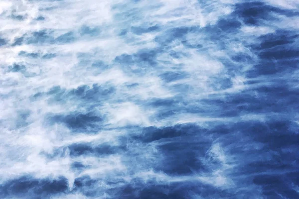 Strahlend blauer Himmel mit Wolken an einem sonnigen Sommertag. schöner bac — Stockfoto