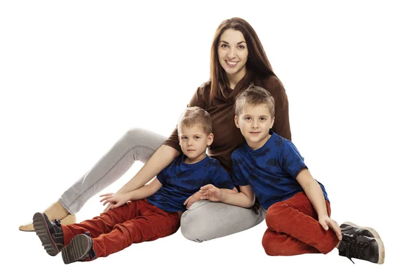 Moeder en zonen knuffelen en glimlachen. Tederheid en liefde. Geïsoleerd op een witte achtergrond. — Stockfoto