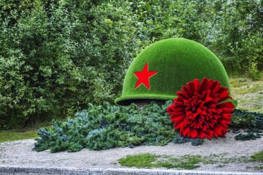 Murmansk, Rusya, 08.29.2017: Bir kask ve kırmızı karanfil şeklinde ölü askerler için anıt. Şehir cazibe.