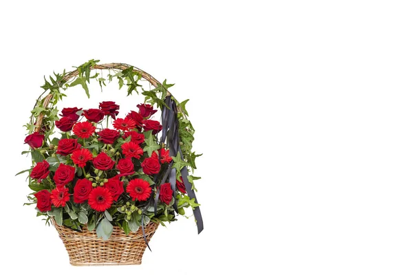 Cesta com rosas vermelhas com fita preta. Grinalda funerária, cartão postal . — Fotografia de Stock