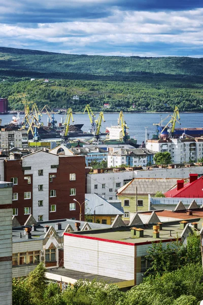 Cidade portuária industrial, casas e navios contra o céu azul e bela natureza . — Fotografia de Stock