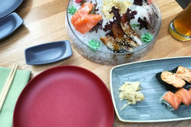 Bir Japon restoranında geleneksel masa ayarı