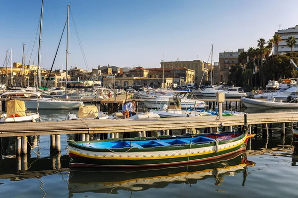 Siracusa, Itália, 08.28.2016: Marina com barcos coloridos e iates na cidade em um dia ensolarado brilhante . — Fotografia de Stock