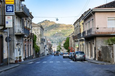Siracusa, İtalya, 27.08.2016: Sicilya'da eski evlerle dolu bir sokak 